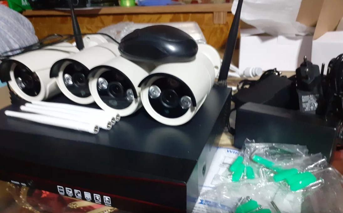 Беспроводной комплект видеонаблюдения для улицы с репитером на 4 камеры «Kvadro Vision Street - 2.0R (Lux)» - доставка